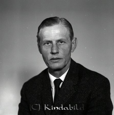 Gunnar Svensson Bjerkeryd Kisa
gepe
Porträtt man i mörk kostym, vit skjorta och mörk slips
Nyckelord: Svensson Bjerkeryd
