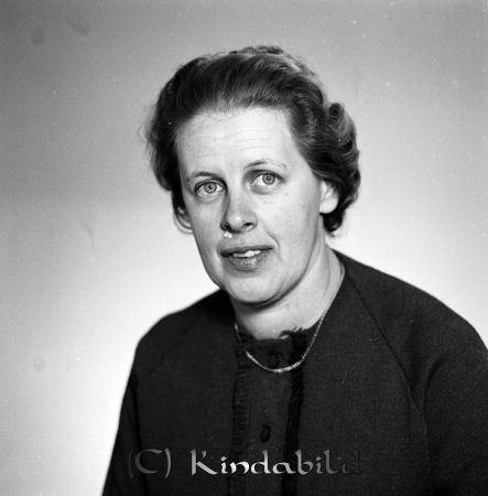 Doris Wallenberg Kisa
gepe
Porträtt dam i mörk klänning och smal guldkedja
Nyckelord: Wallenberg Kisa