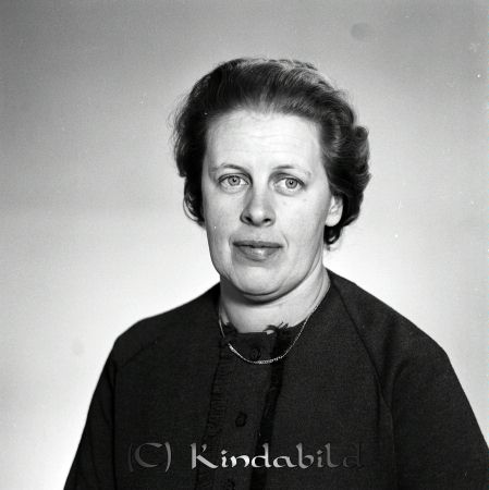 Doris Wallenberg Kisa
gepe
Porträtt dam i mörk klänning och med en smal guldkedja
Nyckelord: Wallenberg Kisa