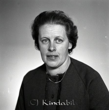 Doris Wallenberg Kisa
gepe
Porträtt dam i mörk klänning och med en smal halskedja
Nyckelord: Wallenberg Kisa