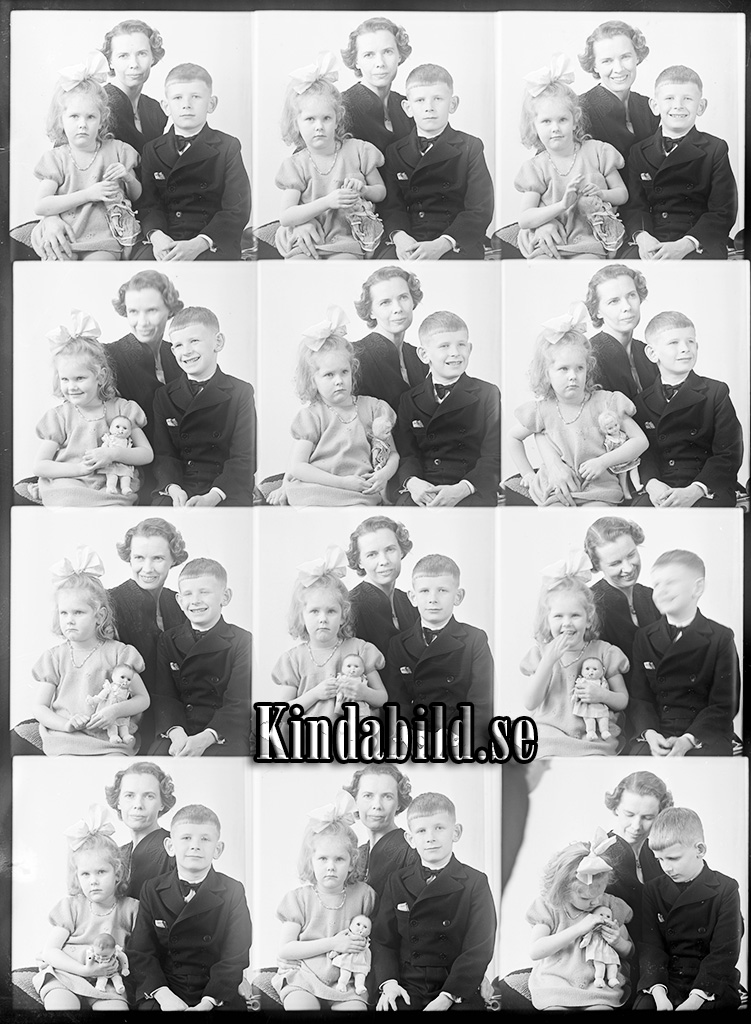 Familjen Sundström Kisa
raja
En mor med sina två barn

raja
Tandläkare Sundströms familj.
Hustrun Ingrid född Sandström. Barnen Folke född 1933  och Catarina född 1937
Källa: Gerd Pettersson

Nyckelord: Sundström Kisa
