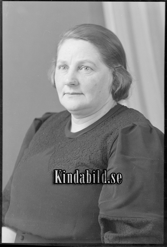 Fru Kindvall Gröninge Hycklinge
raja
Kvinna klädd i mörk klänning      

raja
Edla Kindvall född 1894 i Aspö Blekinge, Gift 1937 med Jonas Kindvall. (Hans 2:a äktenskap)
Död 1972 i Augustenborg Hycklinge.
Källa: Sv dödbok 
Källa: Gerd Pettersson

Nyckelord: Kindvall Hycklinge