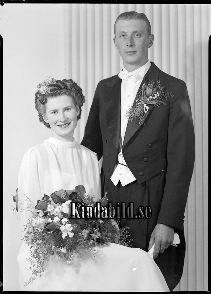 Bilmontör Lindström Kisa
raja
Brudpar

raja
Karl Erik Lindström född 1914 i Horn och Maja-Lisa född Larsson 1922 i Kisa.
 Barn: Bruno, Monica , Maud och Tomas.
 Lindström lät bygga Karleby 5:2 en fastighet med verkstad.
 Familjen flyttade till Viby.
 Källa: Studiegruppen hembygdsgården och Folkräkning 1950 
Nyckelord: Lindström Kisa