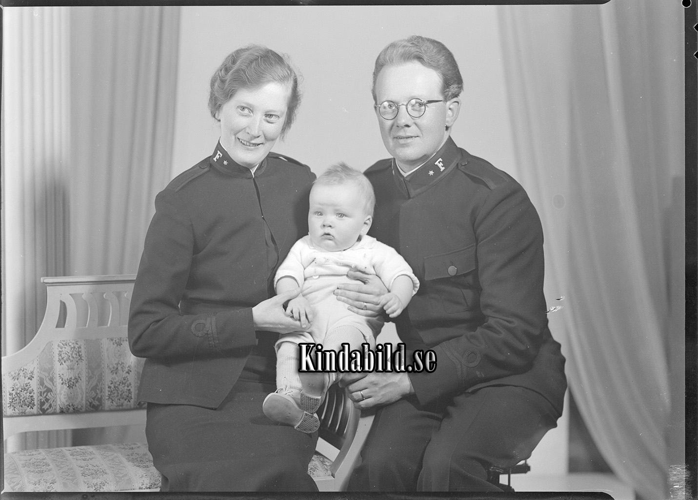 Malmström Frälsningsarmén
raja
Far o Mor med sitt barn

raja
Erik August Malmström född 1909 i Stöde gift 1939 med Valborg Herta Ingeborg f Forsberg 1911 i Njurunda.
Sonen Jan Erik Kennet född 1940 i Kisa.
De flyttade till Grängesberg 1941.
Källa: Kyrkoarkiv Kisa 
Källa: Gerd Pettersson

Nyckelord: Malmström Frälsningsarmén