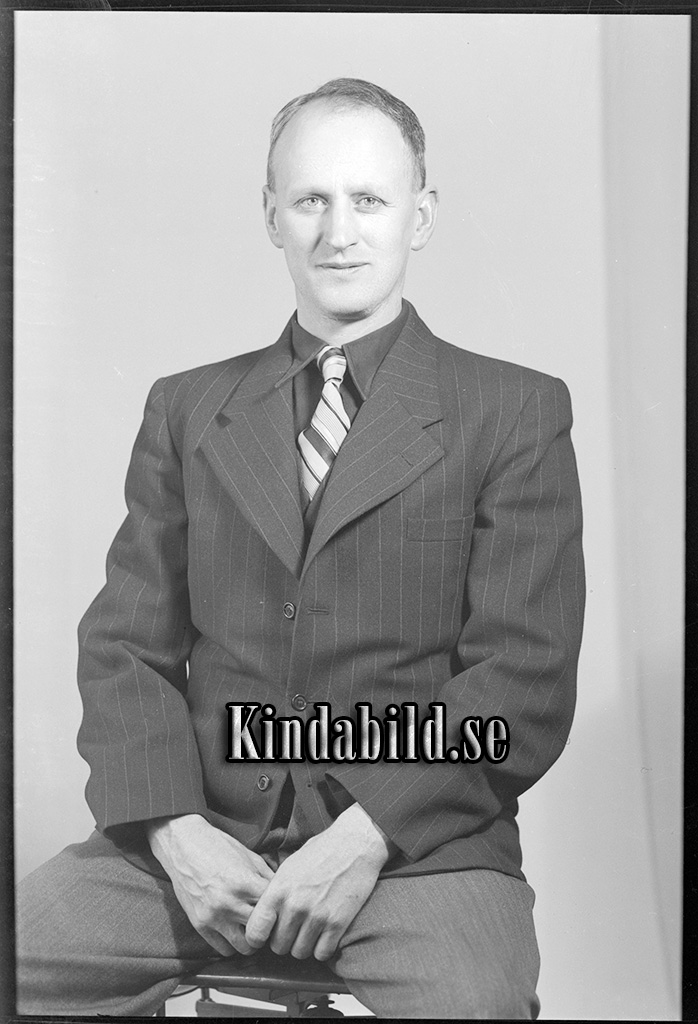 Herr Wredberg Kisa
raja
Man klädd i skjorta slips och kavaj

raja
Valter Wredberg född 1897 i Vimmerby.
Han var gift med Anna född Hellström 1905 i Nacka.
Barn: Gunhild född 1934 i Kisa och Gustaf född 1944 i Kisa.
Familjen bodde i Laxen 3 Berggården Kisa.
Det var 4 syskon Wredberg som flyttade från Vimmerby till Kisa.
Gjutmästare Edvin Wredberg född 1884
Fabrikör Martin Wredberg född 1892
Gjutmästare Valter Wredberg född 1897 
Källa: Gerd Pettersson

Kommentar LaSa 20231111: Dottern har namnet Anita, boende i USA. 
(Gunhild? Kanske andranamn?)
Nyckelord: Wredberg Kisa