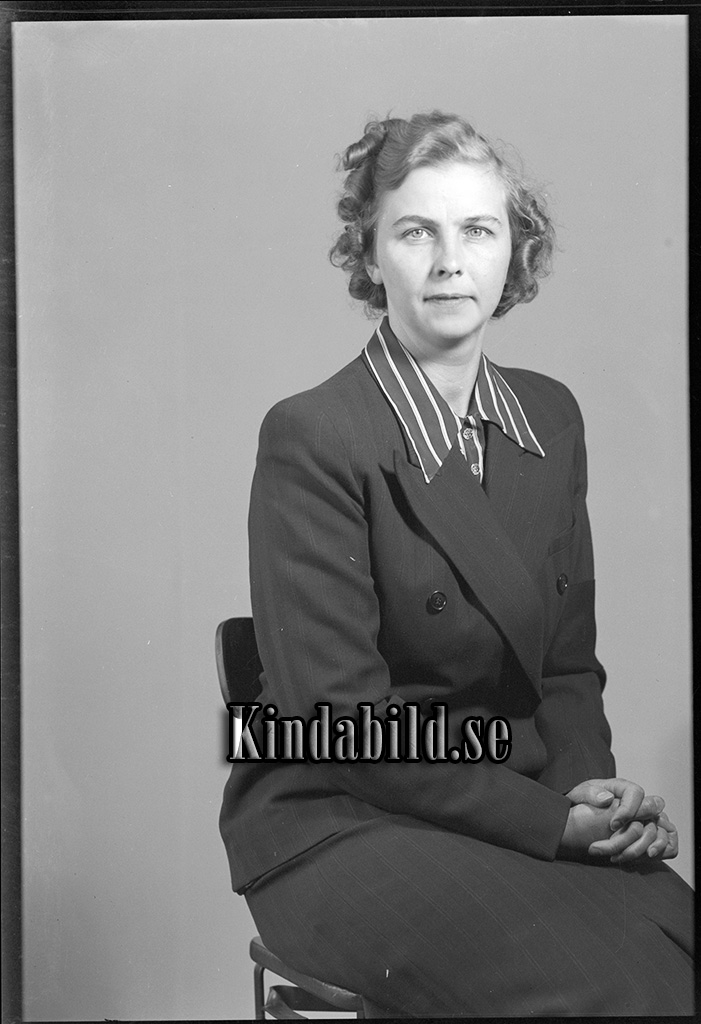 Fru Wredberg Kisa
raja
Kvinna klädd i mörk kjol o kavaj

raja
Anna Wredberg född Hellström 1905 i Nacka.
 Gift med Valter Wredberg född 1897 i Vimmerby.
 Barn; Anita född 1934 och Gustav född 1944.
 Källa: Folkräkning 1950 och Studiegruppen hembygdsgården 
Nyckelord: Wredberg Kisa