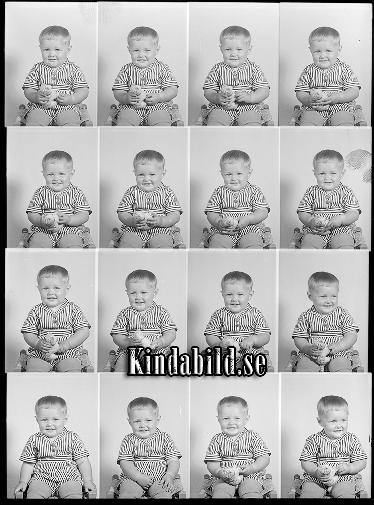 Karl-Axel Pettersson Fubbetorp Kisa
raja
Pojke klädd i randig dräkt

raja
Karl Axel Petersson född 1939 i Kisa, son till arrendator Gustaf Hugo Petersson och hans hustru Rut Nanny född Karlsson.
Bror Åke född 1943 i Kisa var bror till Karl Axel.
1950 bodde familjen i Flarka Horn.
Källa: Folkräkning 1950 
Källa: Gerd Pettersson

Nyckelord: Pehrsson Kisa