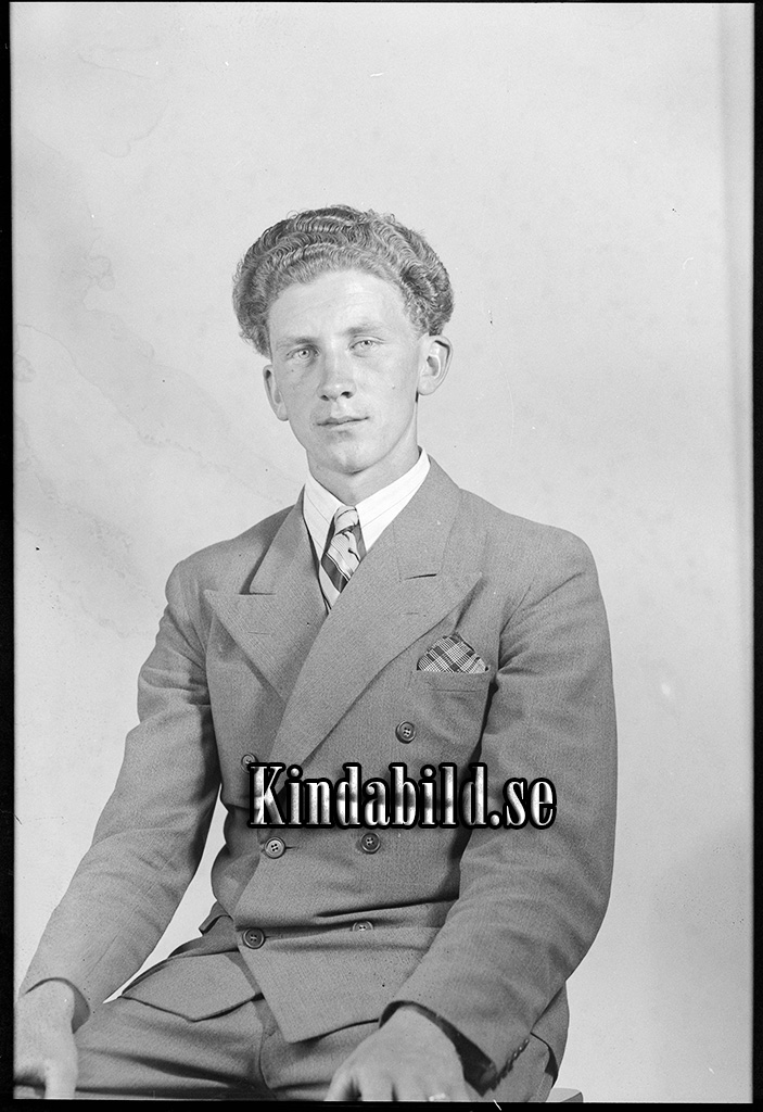 Gunnar Johansson Karleby
raja
Man klädd i skjorta slips och kavaj

raja
Gunnar Johansson född 1917 i Västra Eneby kom från Gölstugan, son till Frans Oskar Konrad Johansson och Helga född Karlsson.
 Syskon: Oskar, Sten, Helga, Astor, Olof, Svea, Dorotea.
 1975 bodde Gunnar i Fimon som gift med Karin. Gunnar hade en dotter Kerstin.
 Källa: Studiegruppen hembygdsgården 
Nyckelord: Johansson Karleby