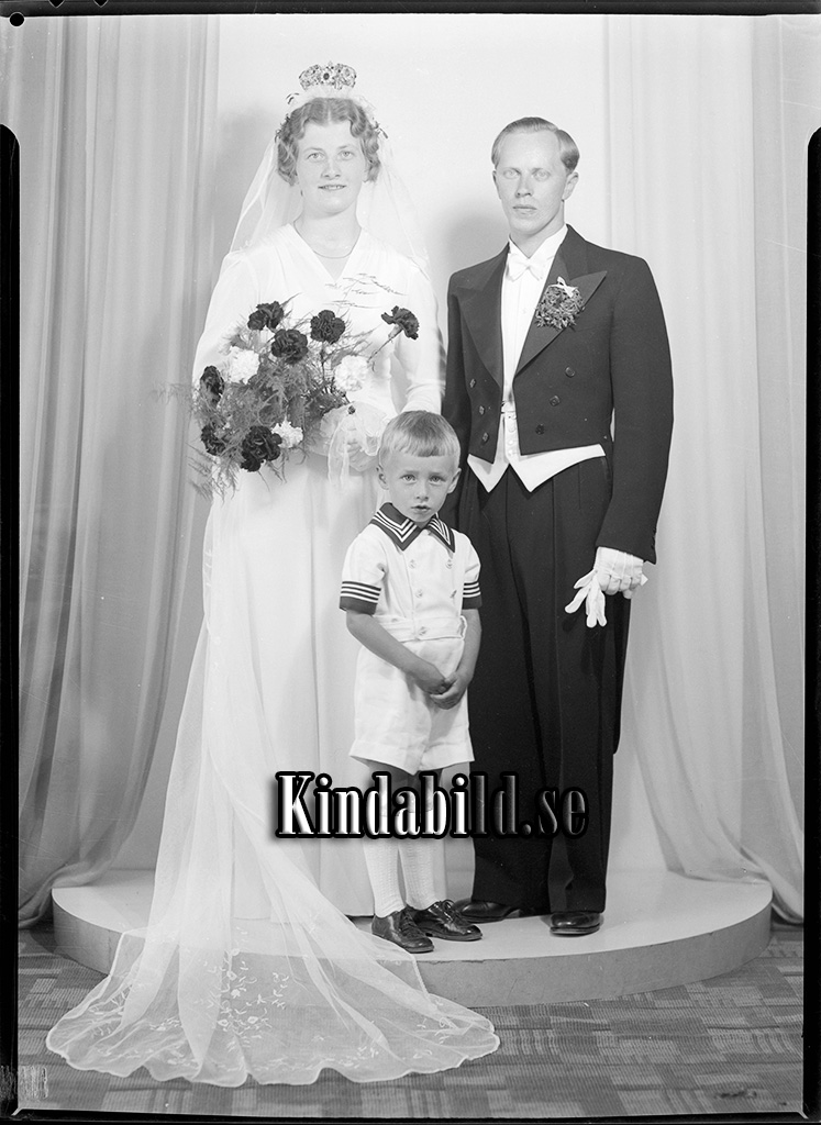 Sixten Ålöv Box 315 Västanfors
raja
Brudpar

raja
Karl Sixten Ålöv född 1913 i Enköping och Märta Linnéa Pihl född 1914 i Kisa, dotter till Karl Pihl och Anna Sofia Jarl.
1950 bodde de i Skövde och hade fem barn.
Källa: Folkräkning 1950 
Källa: Gerd Pettersson

Nyckelord: Ålöv Västanfors