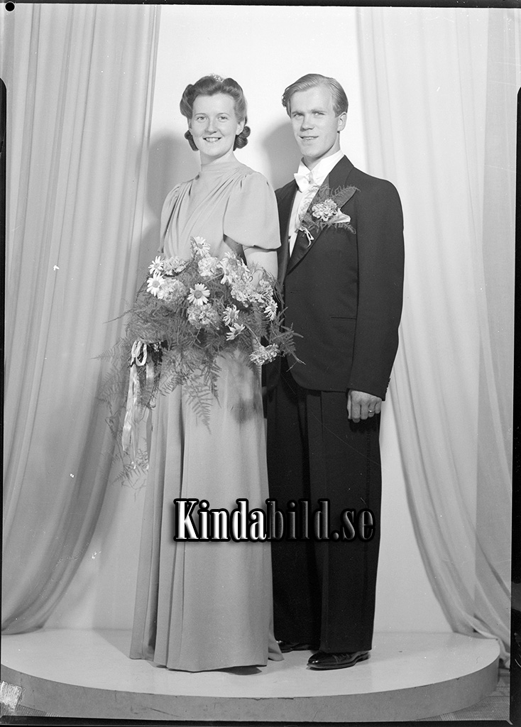 Rune Kihlström Stockholm
Brudpar

raja
Rune Kihlström och Margareta Göta Charlotta född 1917 i Kisa, dotter till målare Herman Andersson och hans hustru Elin Dorotea Fredriksson. Föräldrarna bodde i Eriksborg Kisa.
De fick en dotter 1944 och de bodde då i Sundbyberg.
Källa: Folkräkning 1950
Källa: Gerd Pettersson

Nyckelord: Kihlström Stockholm