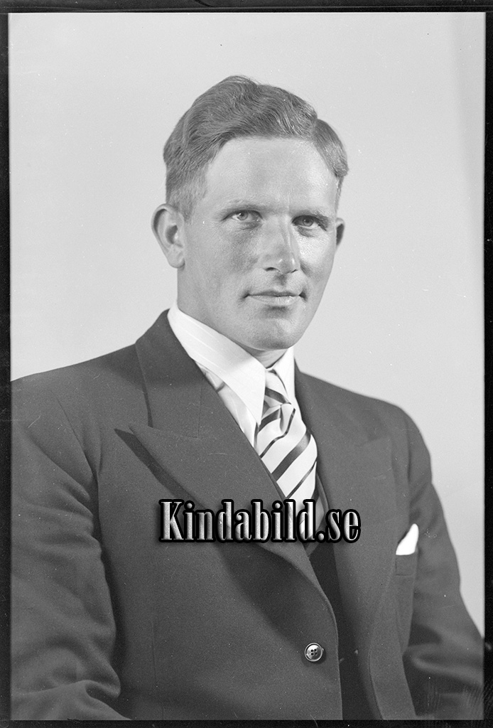 David Gustavsson Bjuggö Oppeby
raja
Man klädd i skjorta slips och kavaj

raja
David Gustafsson född 1910 i Oppeby. Gift 1948 med Edit född 1915 i Linköping. Sonen Krister föddes 1949.
Christina född 1951 och trillingarna Birgitta, Anders och Uno föddes 1953. Weimar föddes 1955.
Familjen bodde på Bjuggö, en ö i Åsunden.
Källa: Folkräkning 1950 och 1960 
Källa: Gerd Pettersson

Nyckelord: Gustavsson Oppeby
