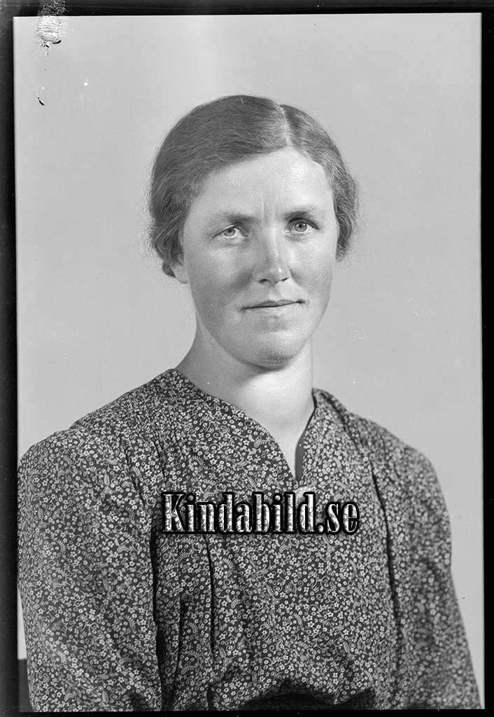 Rut Gustavsson Bjuggö Oppeby
raja
Kvinna klädd i klänning 

raja
Rut Gustavsson född 1905 var syster till David Gustavsson på Bjuggö. 1940 bodde hon hemma hos föräldrarna Axel Viktor och Maria Lovisa Gustafsson Bjuggö.
Rut var ogift och arbetade som hushållerska bl a i Gistad från 1948
Källa: folkräkning 1940, 1950 och 1960 
Källa: Gerd Pettersson

Nyckelord: Gustavsson Oppeby