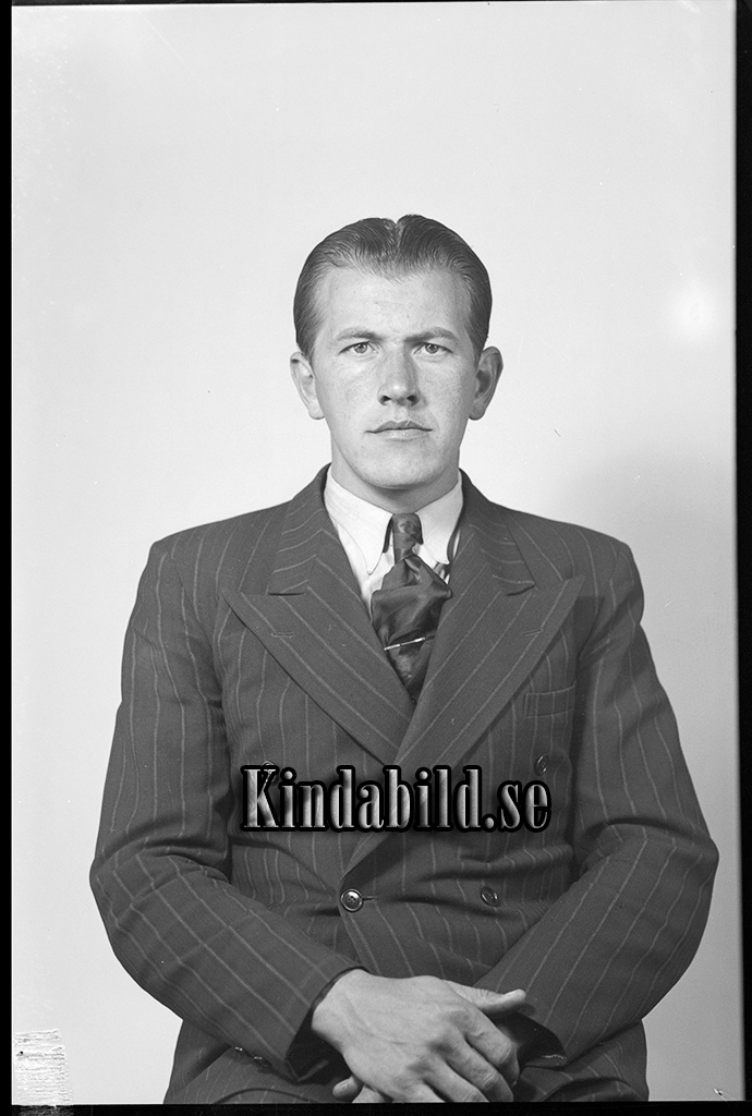 Sigurd Lundh Vägstorp Ulrika
raja
Man klädd i skjorta slips och kavaj

raja
Sigurd Lundh född 1916 i Tidersrum,
Gift med Yonna född Göransson Norra Vi.
Källa: Folkräkning 1940 
Källa: Gerd Pettersson

Nyckelord: Lundh Ulrika