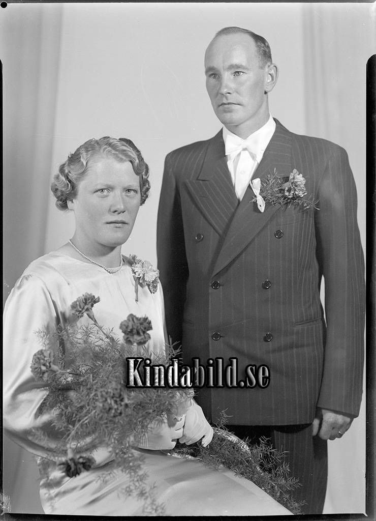 Hugo Lenning Bygdämnet Tidersrum
raja
Brudpar

raja
Hugo Lenning född 1912 i Norrbärke och Margit Ingeborg född Grip 1919 i Malexander. 1970 bor de i Norrköping, döttrar Inger och Berit. 
Källa: Studiegruppen hembygdsgården

Nyckelord: Lenning Tidersrum