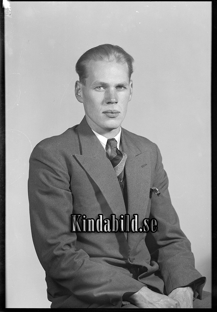 Olle Thuresson Åbergs Kisa
raja
Man klädd i skjorta slips och kavaj

raja
Olof Thuresson född 1918 i Vimmerby. Gift första gg 1940 med Ester född Karlsson Mjölby.
Barn: Kerstin, Per-Olov och Lars-Göran.
Ester Turesson död 1950.
Gift andra gg med Ingrid.
De fick barnen Tommy, Ulf och Peter.
Familjen bodde i Ängvalla Kisa.
Olle Turesson arbetade som bilmekaniker på Åbergs Bil och som vaktmästare på Kisa lasarett.
Källa: Folräkning 1950 och 1970 och sv dödbok. 
Källa: Studiegruppen hembygdsgården

Nyckelord: Thuresson Kisa
