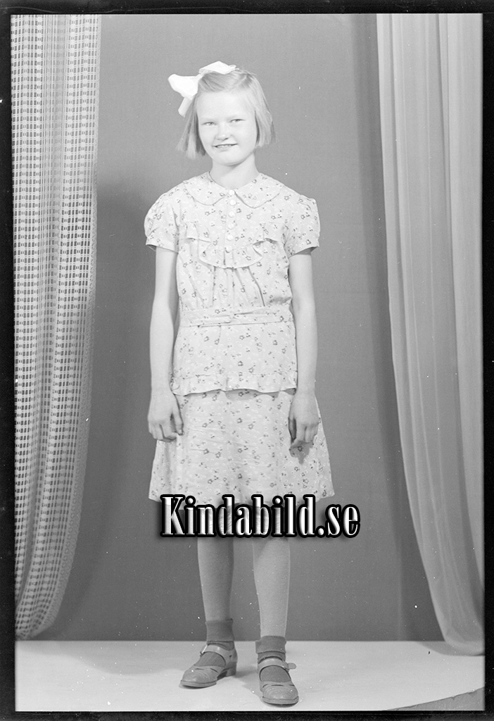 Alice Nilsson Skansen Björkhult 
raja
Flicka klädd i klänning

Nyckelord: Nilsson Björkhult