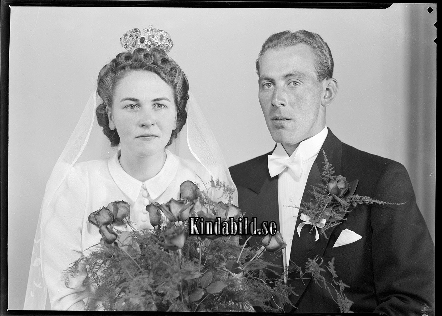 Sven Gustavsson Sjögestad Kisa
raja
Brudpar

raja
Sven Gustavsson född 1917 i Västra eneby och Ingrid född 1918 i Oppeby.
 Barn: Gerd och Bo födda 1943
 Jan född 1947
 Familjen bodde i Björke.
 Källa: Studiegruppen hembygdsgården 
Nyckelord: Gustavsson Kisa