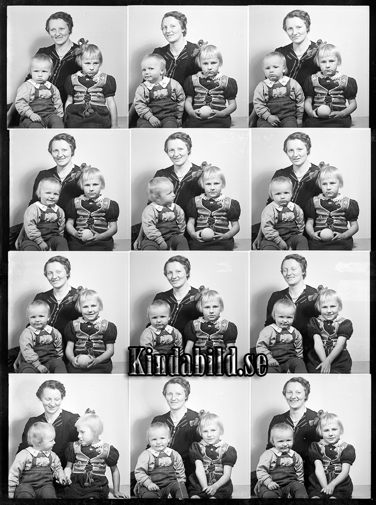 Karin Andersson och barnen Hökhult Kisa
raja
Mor med sina barn i knät

raja
Karin Andersson med barnen Inglis och Sören.
Fadern var Gösta Andersson. Familjen flyttade sedan till Sundsnäs. 
Källa: Gerd Pettersson

Nyckelord: Andersson Kisa