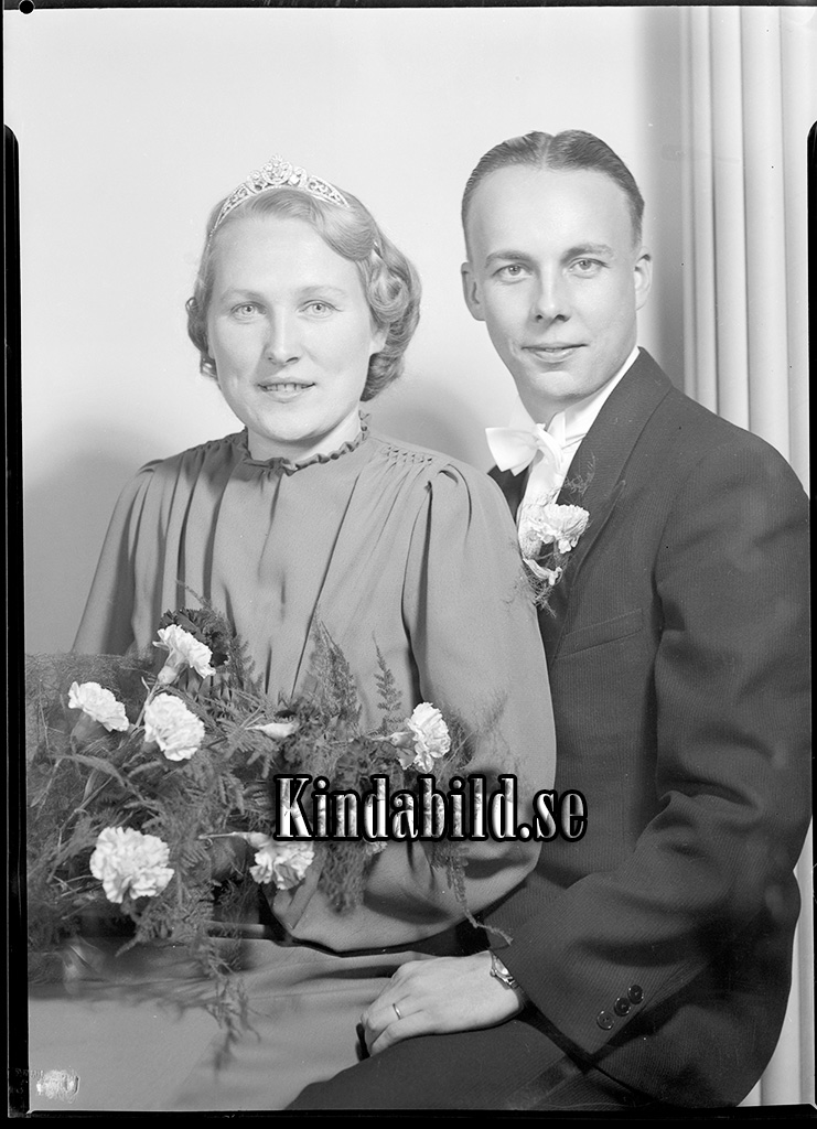 Sixten Karlsson Hycklinge
raja
Brudpar

raja
Sixten Karlsson född 1913 i Hycklinge med hustru Anna-Lisa född 1916 i Södra Vi.
 Sonen heter Stellan. han var gift med Ragna född Larsson.
 Anna-Lisa hade ett bageri/café i Hycklinge.
 Källa: Studieguppen hembygden 
Nyckelord: Karlsson Hycklinge