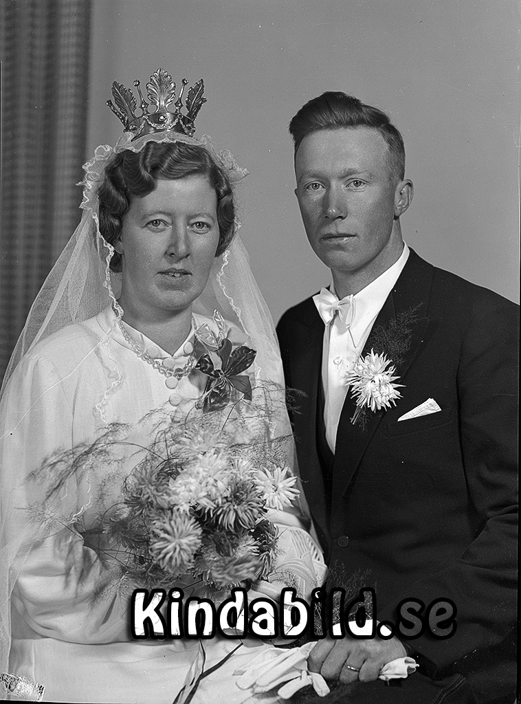 Edvin Andersson Bygdämne Tidersrum
raja
Brudpar

raja
Skogsarbetare Edvin Andersson född 1914 i Tidersrum och Rut Gunhild född Jansson 1912 i Tidersrum.
1950 bodde de Lodhult Bjärkefall.
1970 bodde de på Västra vägen 15 B i Kisa
Gunhild var sömmerska.
Källa: Studiegruppen hembygdsgården
Barn: Enar född 1943
Sture född 1950 
Källa: Gerd Pettersson

Nyckelord: Andersson Tidersrum