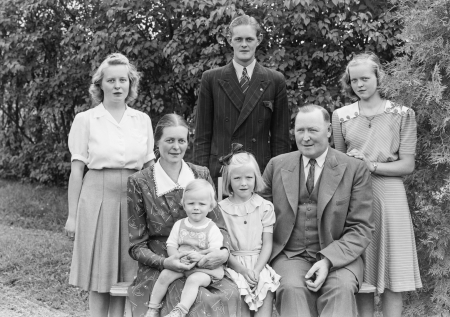 Familjen Runar Johansson
Familjen Runar Johansson Korpklev 5 augusti 1945
Nyckelord: Runar Johansson familj korpklev
