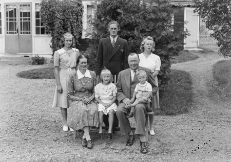 Familjen Runar Johansson
Runar Johansson Korpklev 5/8 1945
Nyckelord: Runar Johansson familj korpklev