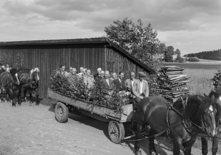 Hästdroska
John Andersson med vänner
Nyckelord: Utflykt med kanalbåten Kinda