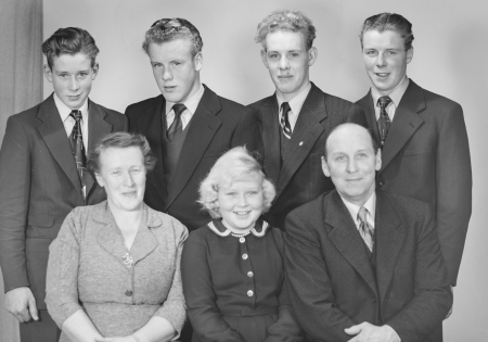 Einar Gustavsson med familj
Hylta Kisa
Nyckelord: Einar Gustavsson