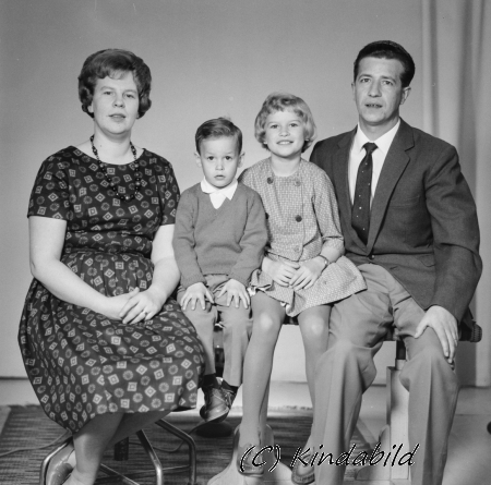 Familjen Albertsson
Södra Prästgatan 10 Kisa
Nyckelord: Albertsson
