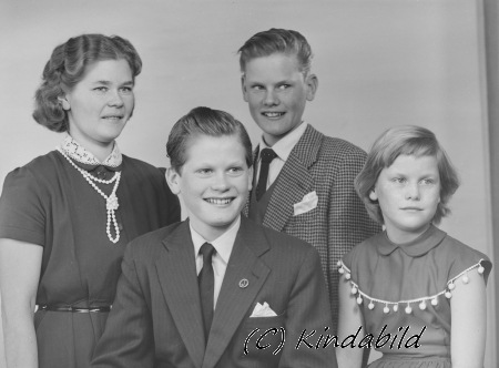 Familjen Karlsson
Hovby Västra Eneby
Nyckelord: Karlsson