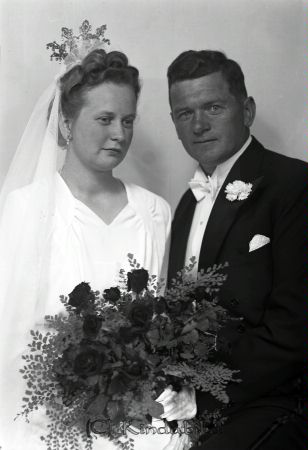 Carlsson Hilding  Skänninge
raja
Brudpar  

raja
Trävaruhandlare Hilding Karlsson Skänninge och hemmadottern Aina Samuelsson Bergdala Kisa född 1917. De vigdes 14 aug 1943 av Oscar Ahlén i Västra Eneby kyrka.
Källa: SVAR Vigselbok 
Källa: Gerd Pettersson 

Nyckelord: Carlsson Skänninge