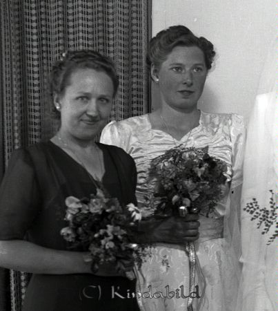 Carlsson Hilding  Skänninge
raja
Två kvinnor med blombuketter
Nyckelord: Carlsson Skänninge