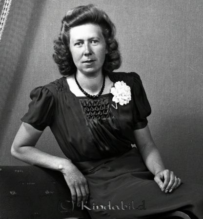 Carin Eriksson Klevsfall Kisa
gepe
Dam i närbild har vit blomma som dekoration på bröstet

raja
Carin Eriksson hade systrarna Agnes, Astrid och Valborg.
 Hon gifte sig med Ernst Johansson och fick barnen Göran och Gun-Britt. Carin Eriksson var moster till Lars Jakobsson, modern Agnes,
 Källa: Studiegruppen hembygdsgården 
Nyckelord: Eriksson Klevsfall