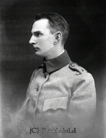 Familjen Stahre
gepe
Porträtt ung man i uniform
Förmodligen Nils Axel Erik Stahre född 1906 Kisa, son till fotografen Adolf Stahre och hans hustru Kerstin.
Nyckelord: Stahre