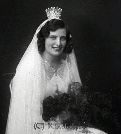 Familjen Stahre
gepe
Porträtt av en ung mörk kvinna i brudklänning  och med krona
Nyckelord: Stahre Kisa