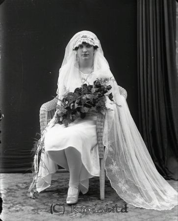 Familjen Stahre
gepe
Ung kvinna i brudklänning modell 1920-tal
Förmodlingen Margit Stahre
Nyckelord: Stahre Kisa