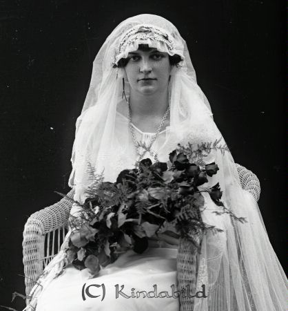 Familjen Stahre
gepe
Ung kvinna i brudkänning modell 1920-tal
Förmodligen Margit Stahre född 1907 i Kisa och dotter till fotografen Adolf Stahre.
Nyckelord: Stahre