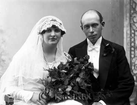 Familjen Stahre
gepe
Brudpar
Ernst Åberg, järnsvarvare född 1892 från Ekstugan Kulla
och Margit Kerstin Stahre född 1907 från Stahrebo Kulla.
Nyckelord: Stahre