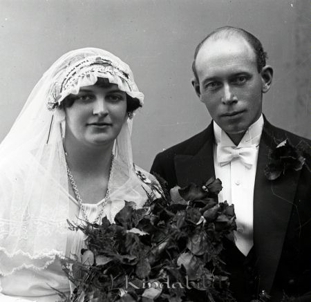 Familjen Stahre
gepe
Brudpar
Ernst Åberg född 1892 från Kulla Ekstugan och Margit Stahre.
Hon var dotter till fotografen Adolf Stahre och hans hustru Kerstin.
Nyckelord: Stahre Kisa