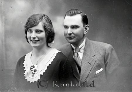 Familjen Stahre
gepe
Porträtt ung man och kvinna
Förmodlingen Nils Axel Erik Stahre, son till Adolf och Kerstin Stahre
Nyckelord: Stahre Kisa