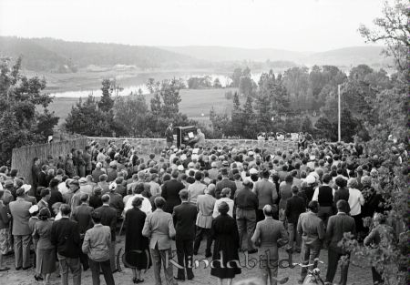 Allsångskväll på bygdegården sommaren 1955.
raja
En samling människor på platsen där idag kaffestugan ligger på Hembygdsgården i Kisa. I bakgrunden Värgårdsudde och Kisasjön.  

Nyckelord: Allsångskväll bygdegården