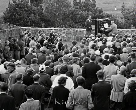 Allsångskväll på bygdegården sommaren 1955.
raja
En samling människor framför två män vid ett piano. 

Nyckelord: Allsångskväll bygdegården