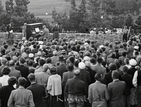 Allsångskväll på bygdegården sommaren 1955.
raja
En samling människor framför en sångerska och en man som spelar piano

Nyckelord: Allsångskväll bygdegården