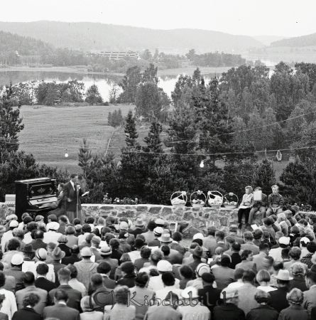 Allsångskväll på bygdegården sommaren 1955.
raja
En samling människor framför en sångare och en man som spelar piano på platsen där idag kaffestugan ligger på Hembygdsgården i Kisa. I bakgrunden Värgårdsudde och Kisasjön.  

Nyckelord: Allsångskväll bygdegården