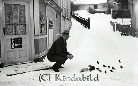 Centralkonditoriet Kisa
gepe
Café i korsning Storgatan- Grönedegatan vid Skvallertorget.
Innehavare var bl a föräldrarna till Geisner Nilsson. Senare togs rörelsen över av Geisners fru Inger NIlsson.

raja
Vid Skvallertorget i Kisa; utanför Centralkonditoriet 
Källa: Ingmar

Nyckelord: Konditori Kisa
