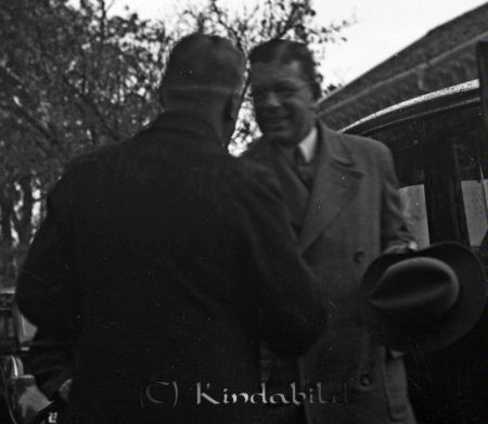 Kronprinsparets besök i Kisa
T h kronprins Gustaf Adolf.
Besök i Kisa 1936

raja
Gustav VI Adolf 
Källa: Ingmar

Nyckelord: Kronprinsparets besök