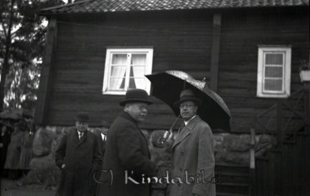 Kronprinsparets besök i Kisa
gepe
Kronprins Gustaf Adolf och Louise besökte Kisa hembygdsgård 1936.
Till höger ser vi Gustaf Adolf .
Det kom en häftig regnskur under besöket.
Besöket väckte stor uppståndelse i kindabygden.

raja
Bygdegården i Kisa 
Källa: Ingmar

Nyckelord: Kronprinsparets besök