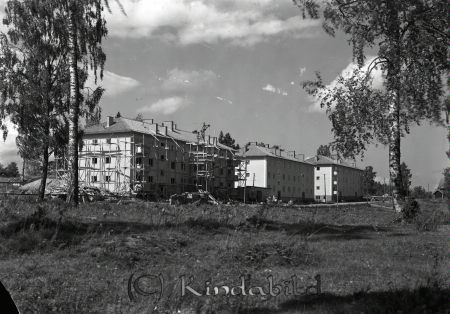 Linnékullen Kisa
Kommunala fastighetsbolaget byggde de första hyreshusen på Linnégatan med början 1949.
gepe
Kisahus A-C, 
Nyckelord: Hyreshus Kisa