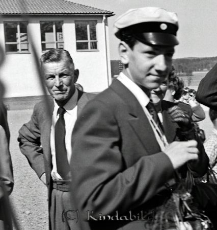 Realexamen Kisa Bygdegården Skolan
raja
Man som är färdig med sina studier

raja
Olof Lindblom, bakom honom Einar Forsén.
Källa: Bruno G. 
Nyckelord: Skolan Kisa