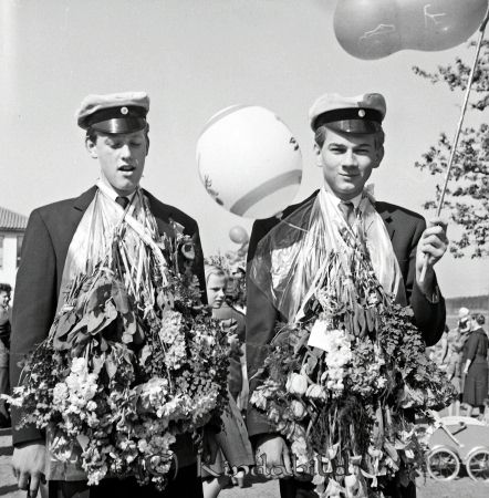 Realexamen Kisa Bygdegården Skolan
raja
Studenter med blommor och ballonger runt halsen håller även ballonger i händerna.  

Nyckelord: Skolan Kisa